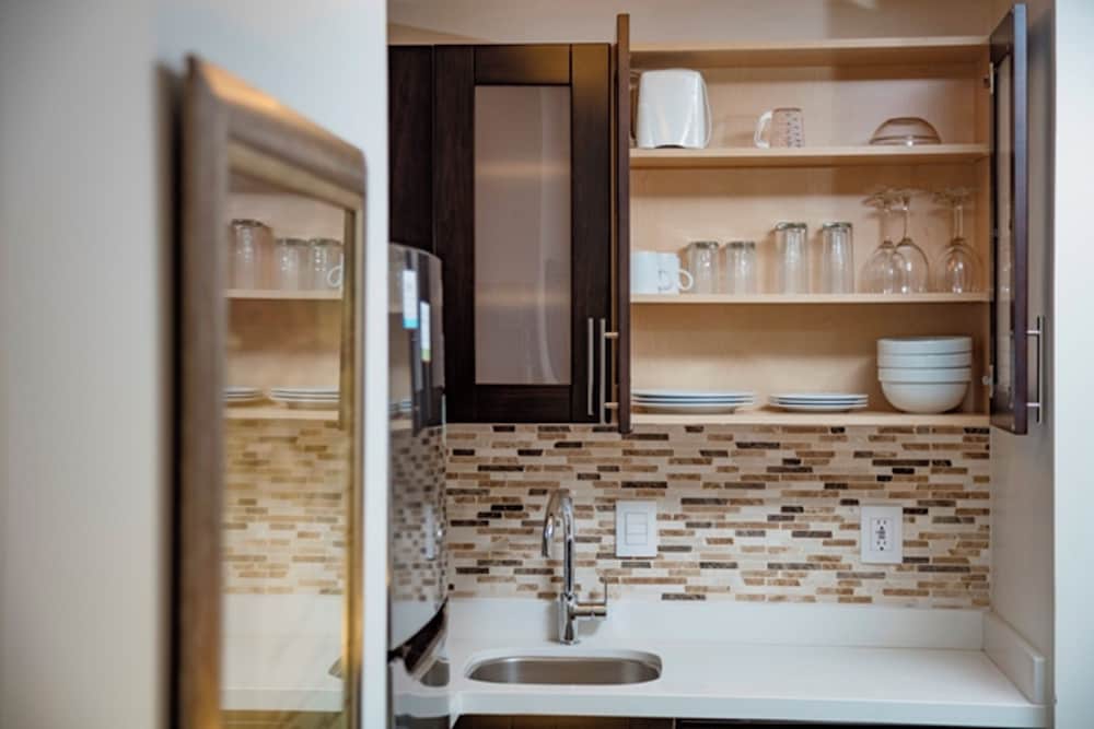 Available room thumbnail 6