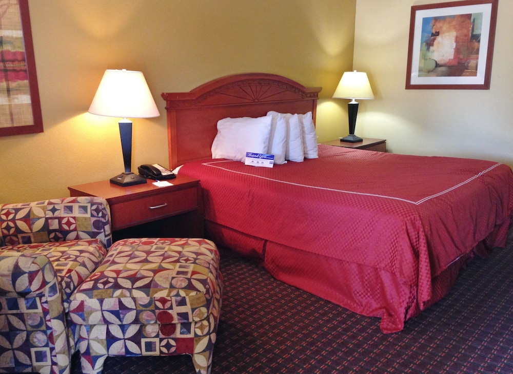 Room, 1 King Bed, Smoking photo 1