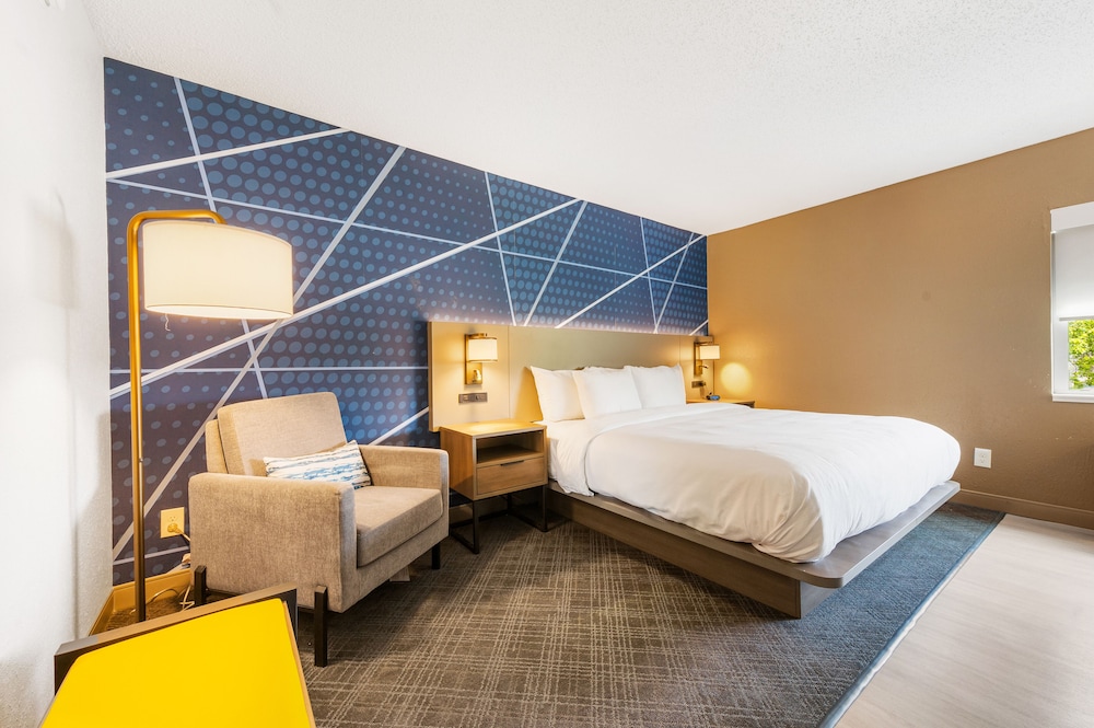 Suite, 1 King Bed, Non Smoking (Efficiency, Upgrade) - Photo 2