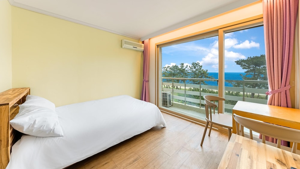 Basic Room, 1 Bedroom (301(Full Ocean View/No cooking)) - Photo 1