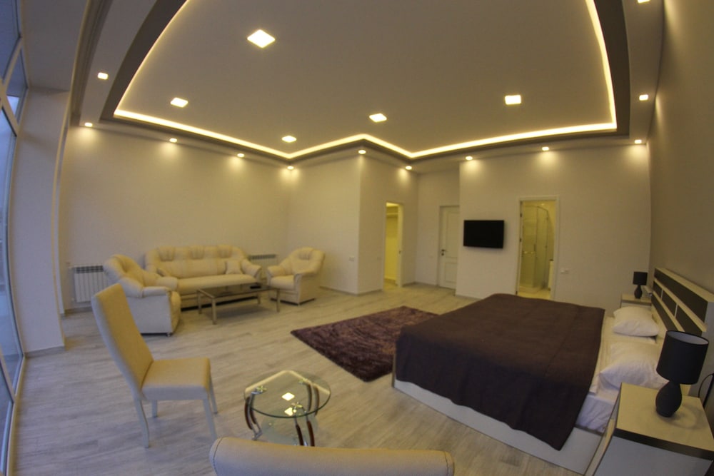 Suite, Pool View