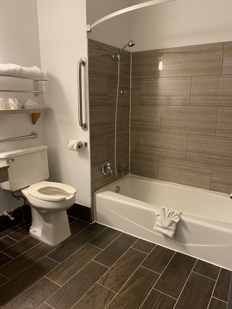 Room, 1 Queen Bed with Sofa bed, Accessible - Photo 4