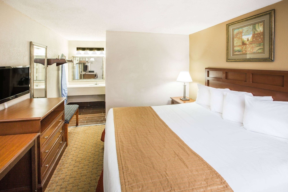 Room, 1 King Bed, Accessible, Non Smoking (Mobility) photo 1