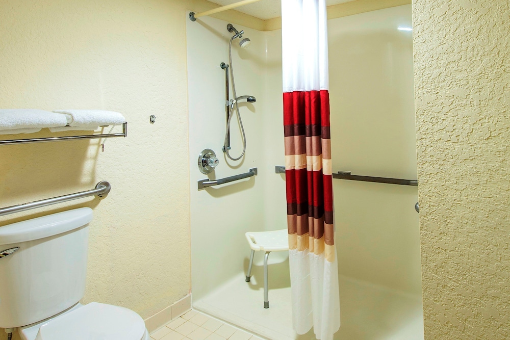 Deluxe Room, 2 Queen Beds, Accessible (Roll-In Shower, Smoke Free) photo 3