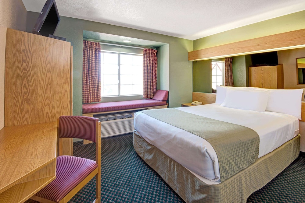 Room, 1 Queen Bed, Non Smoking - Photo 3