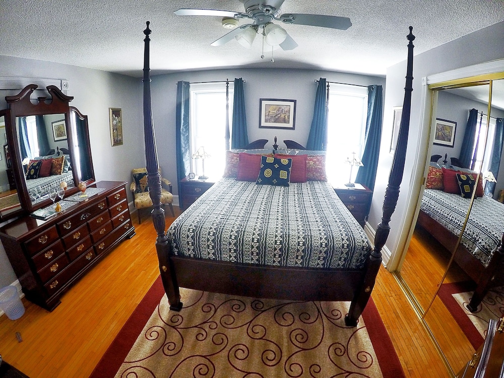 Room (Twilight) photo 2