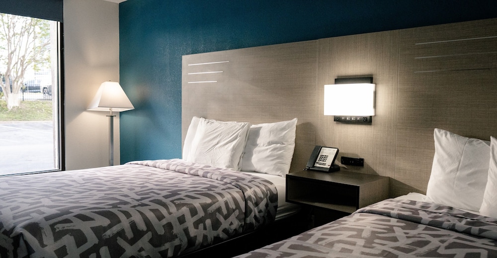 Standard Double Room, 2 Queen Beds, Smoking - Photo 3