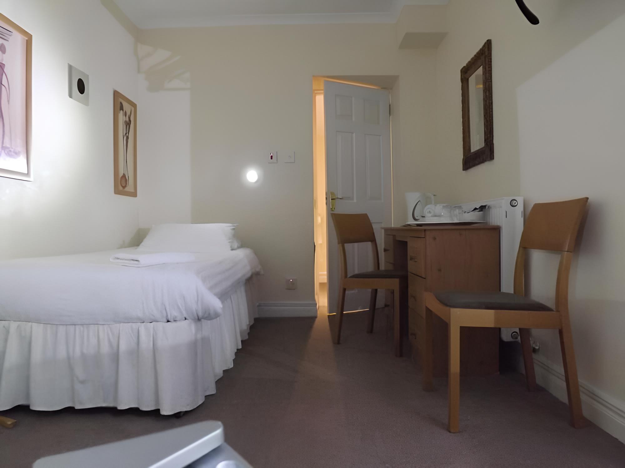Standard Triple Room, Multiple Beds photo 3
