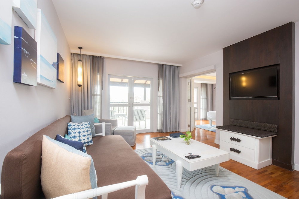 Suite, 1 Bedroom, Balcony - Photo 2