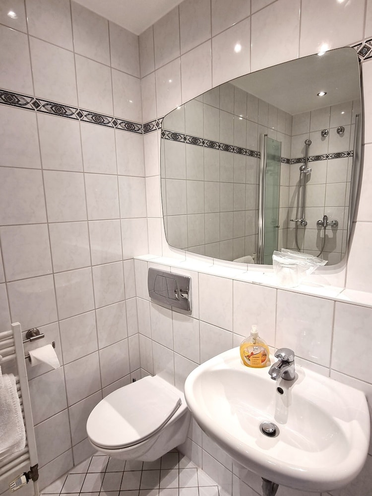 Twin Room - Photo 10