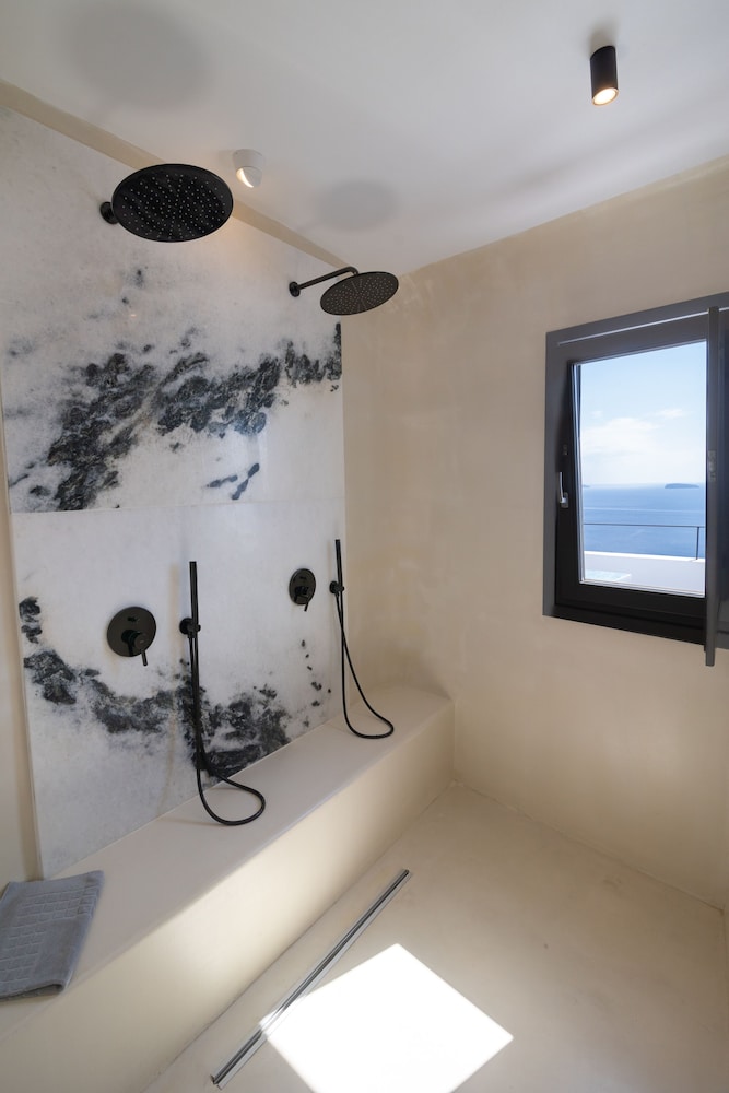 The Shipbuilder's Suite with Hot Tub & Caldera View - Photo 20
