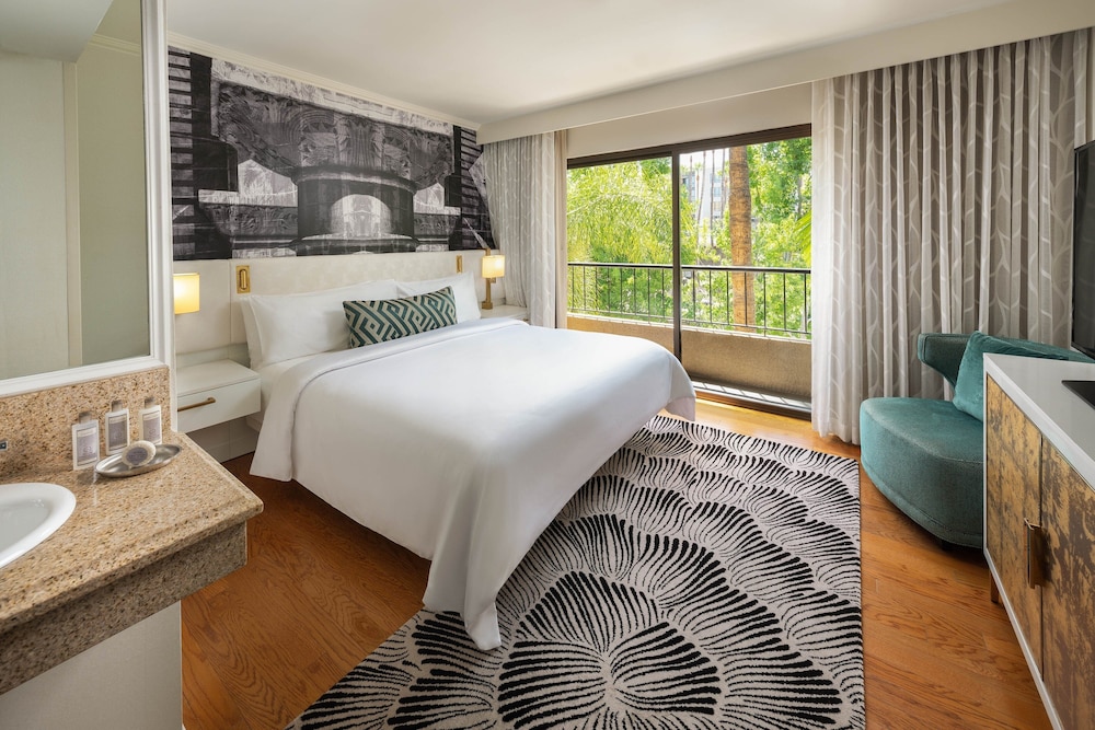 Junior Suite, 1 Bedroom (Mobility/Hearing Access, Roll-in Shwr)