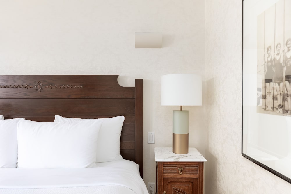 Classic Room, 1 Queen Bed, Balcony, Lake View