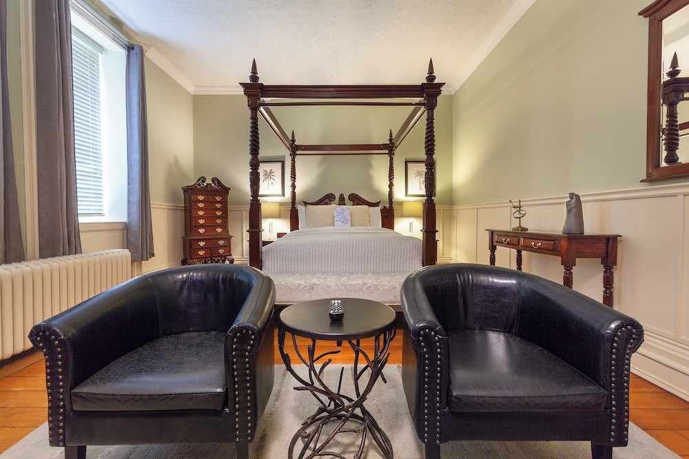 Deluxe Room, 1 Queen Bed photo 3