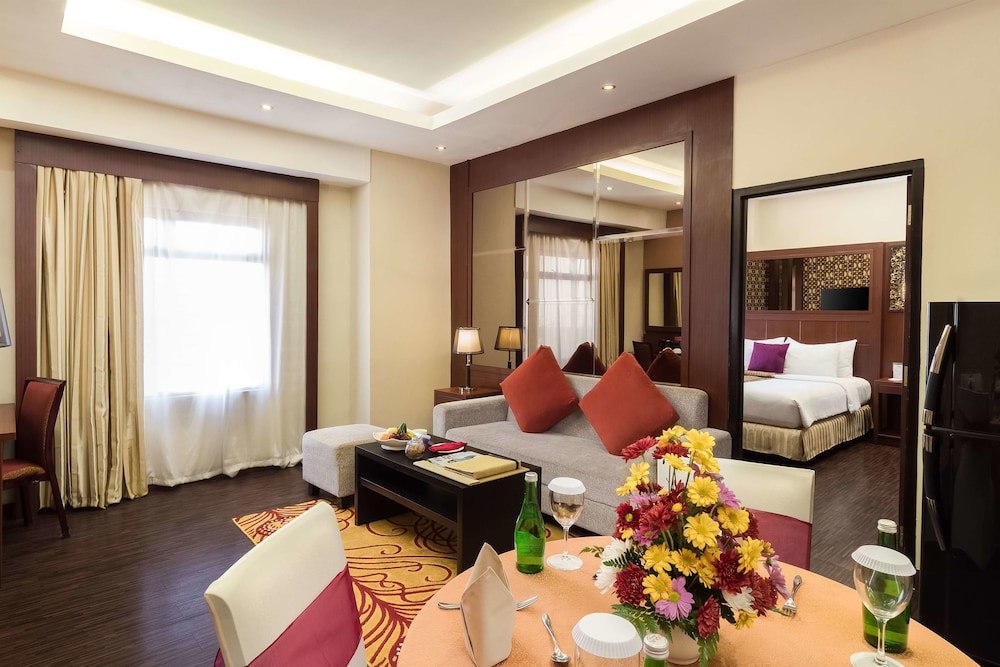Suite, 1 Double Bed, Non Smoking, Refrigerator & Microwave (Living Room) photo 2