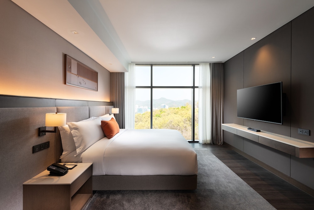 Premium Suite, 2 King Beds - Photo 3