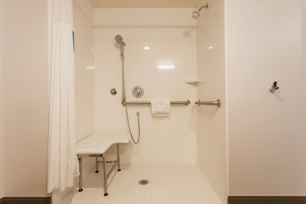 Room, 2 Queen Beds, Accessible (Mobility & Hearing, Roll-in Shower)