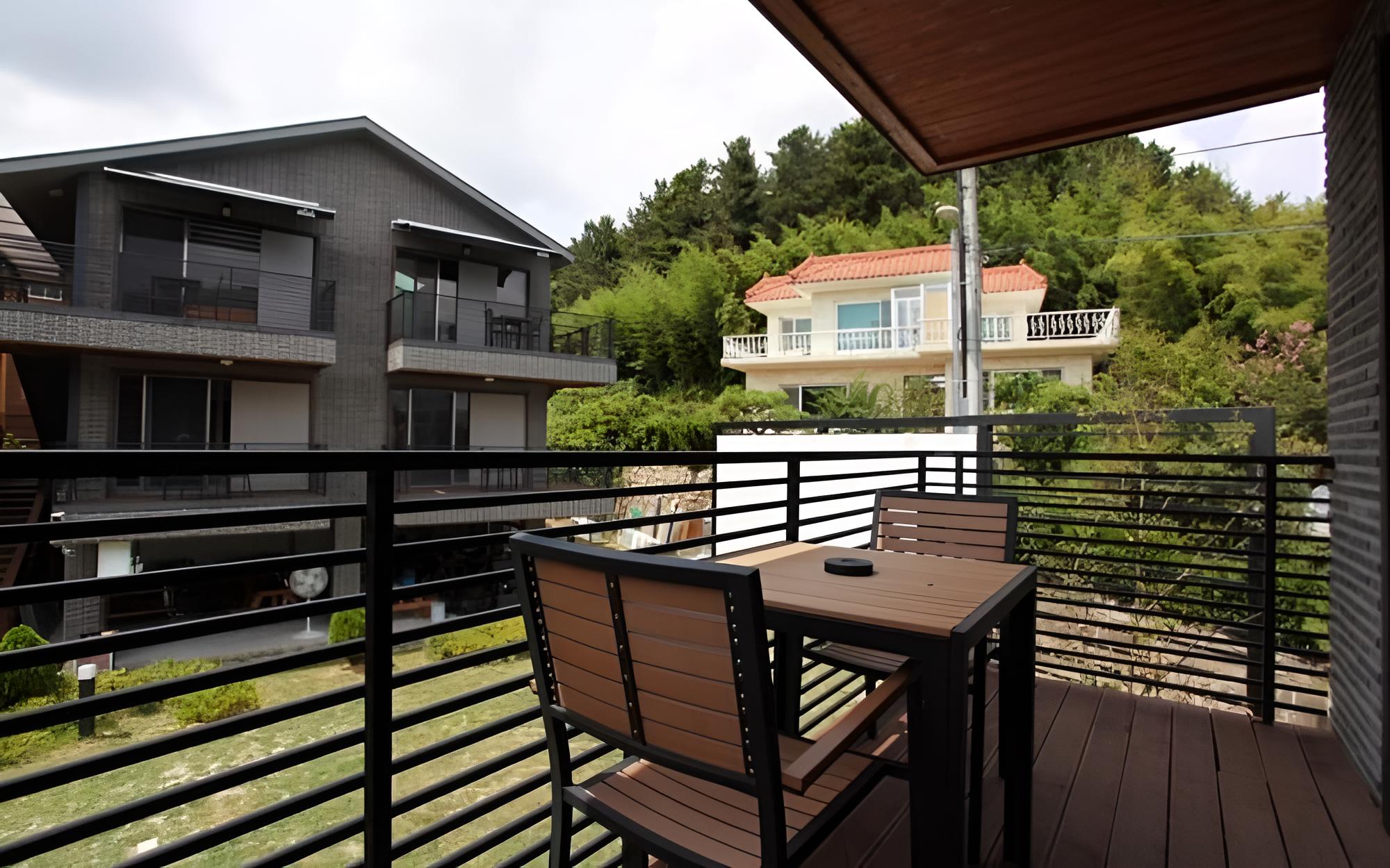 Room (Naos (2F))