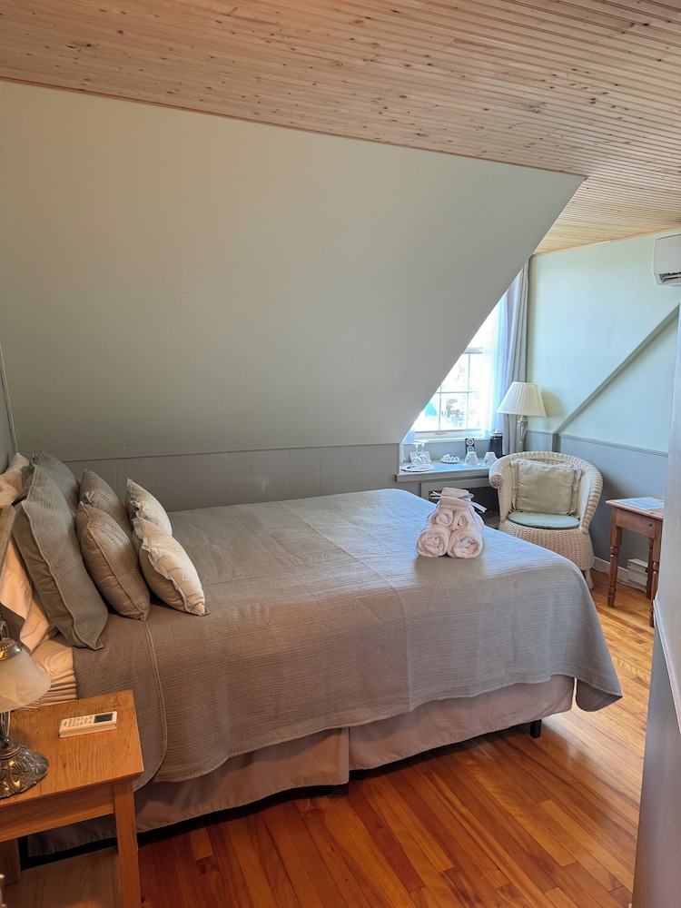Classic Double Room, 1 Queen Bed, Partial Lake View photo 3