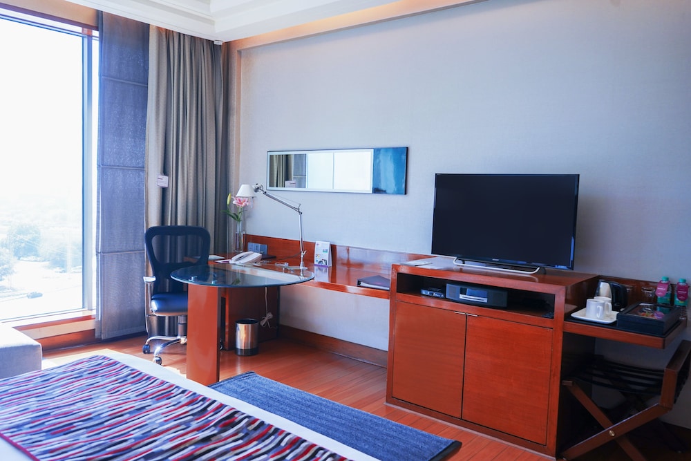 Standard Room, 2 Twin Beds, Accessible - Photo 7