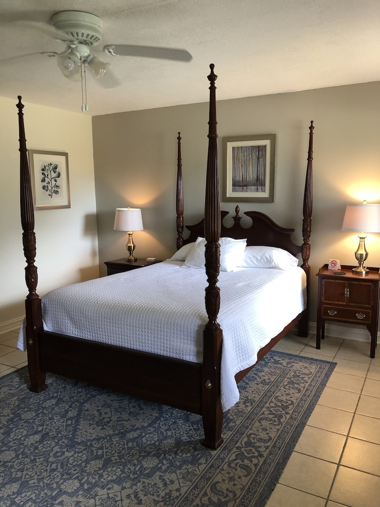 Room, Private Bathroom (8 - Rosalie Barrow Room - Queen downstairs) photo 1