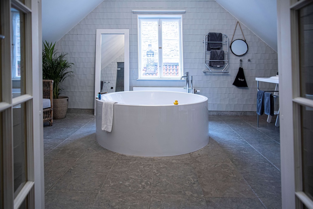 Suite, 1 King Bed, Non Smoking, Bathtub - Photo 13