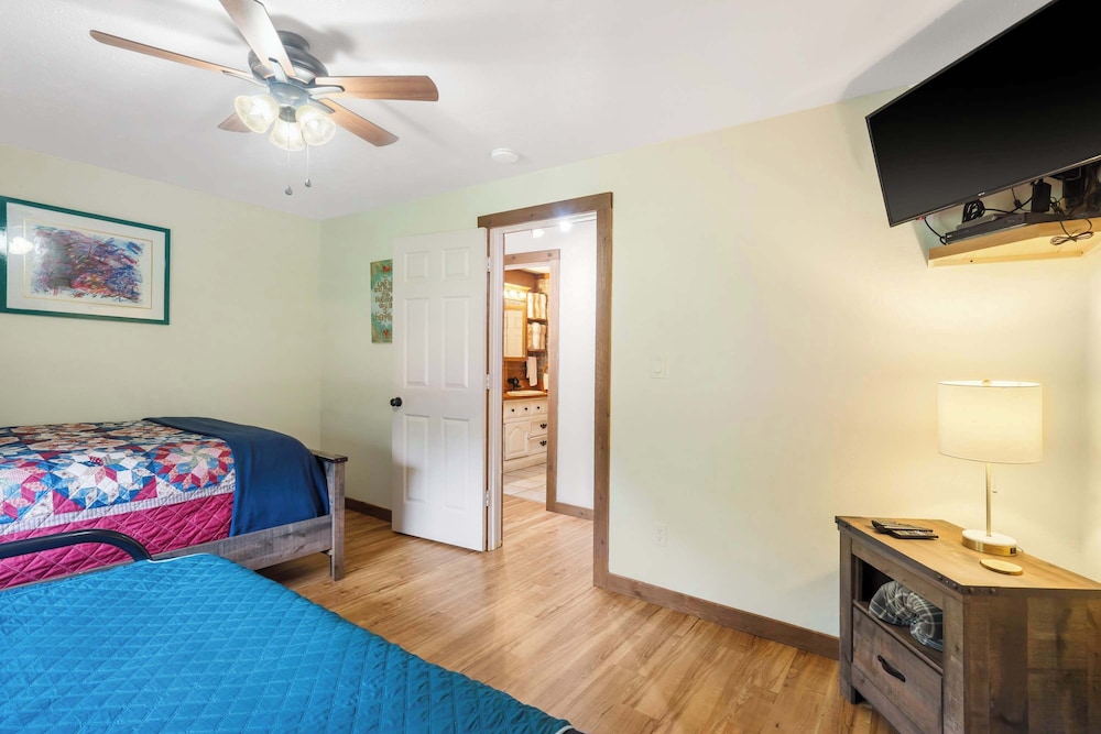 House, Multiple Beds, Patio, Pool View (The Cozy Cottage Getaway)