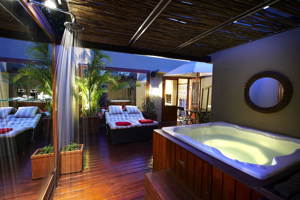 Luxury Suite with Private Jacuzzi - Photo 3