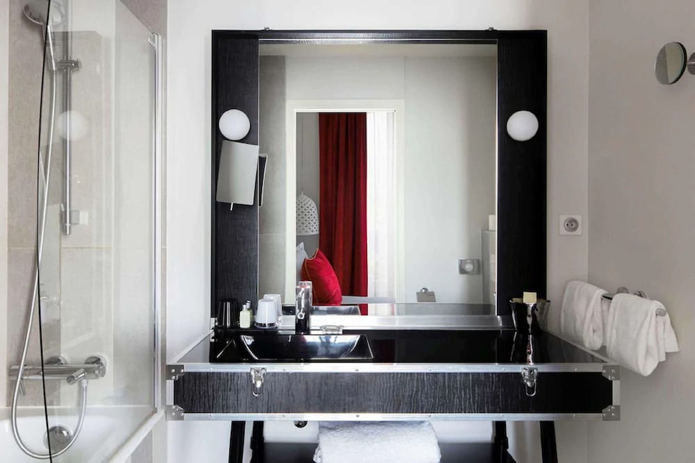 Standard Double room - Complimentary soft minibar, Chromecast - Snacks, digital press, fitness photo 3