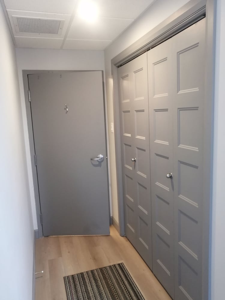 Comfort Room, 1 Queen Bed, Non Smoking, Refrigerator & Microwave photo 1