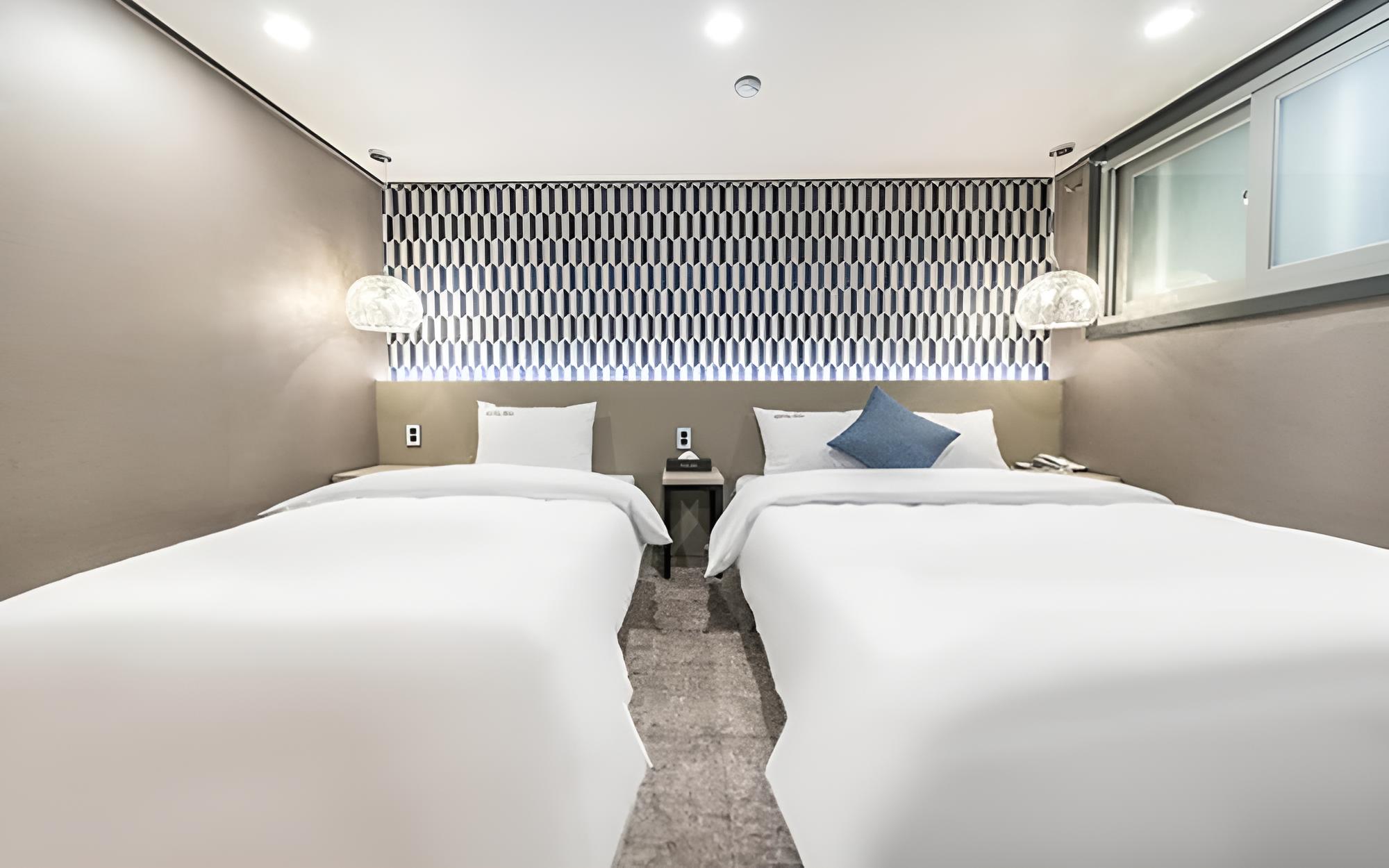 Room (Deluxe room twin (bathtub suite Netfl) photo 2