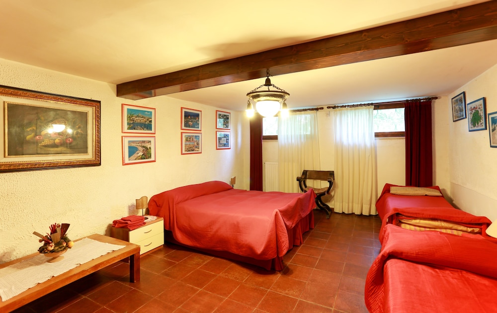 Camera 6 (letto matrimoniale+4singoli) piano terra, bagno privato