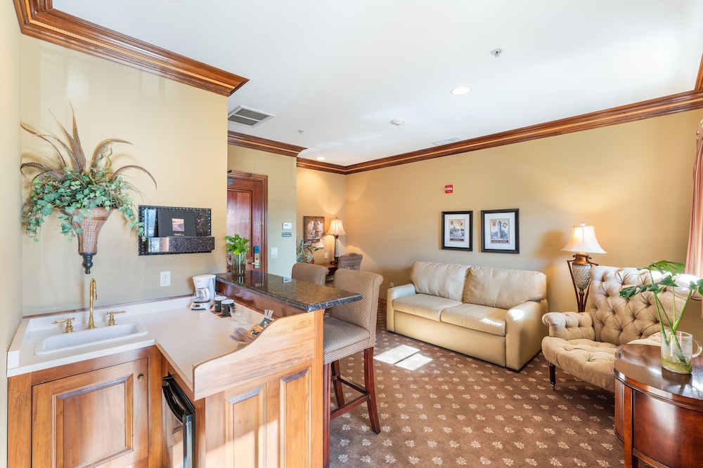 FOSTER SUITE Room 204 photo 2