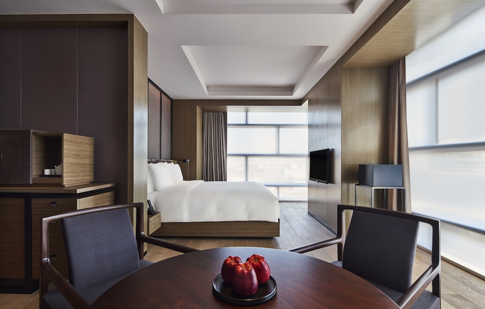 Studio King Bed - Photo 1