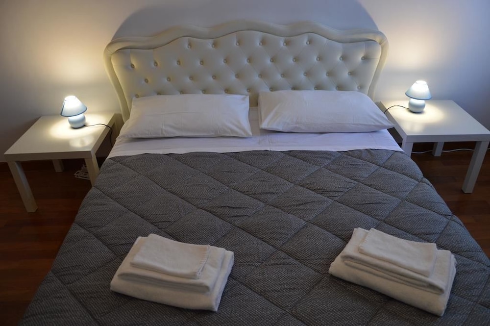 Double Room, 1 Queen Bed, Shared Bathroom photo 1