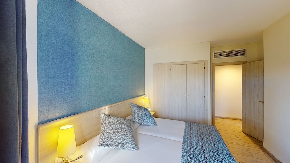 Deluxe Apartment, 1 Bedroom, Balcony - Photo 2
