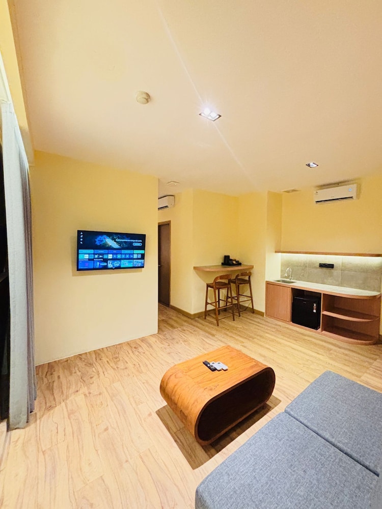 Suite, 1 Bedroom - Photo 13