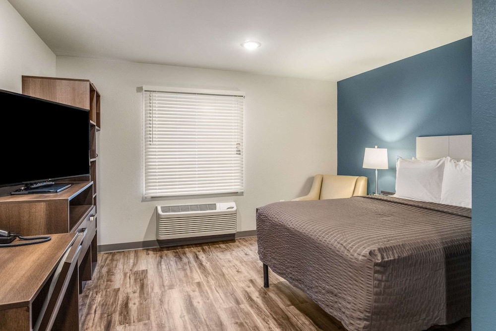 Standard Room, 1 Queen Bed, Non Smoking - Photo 1