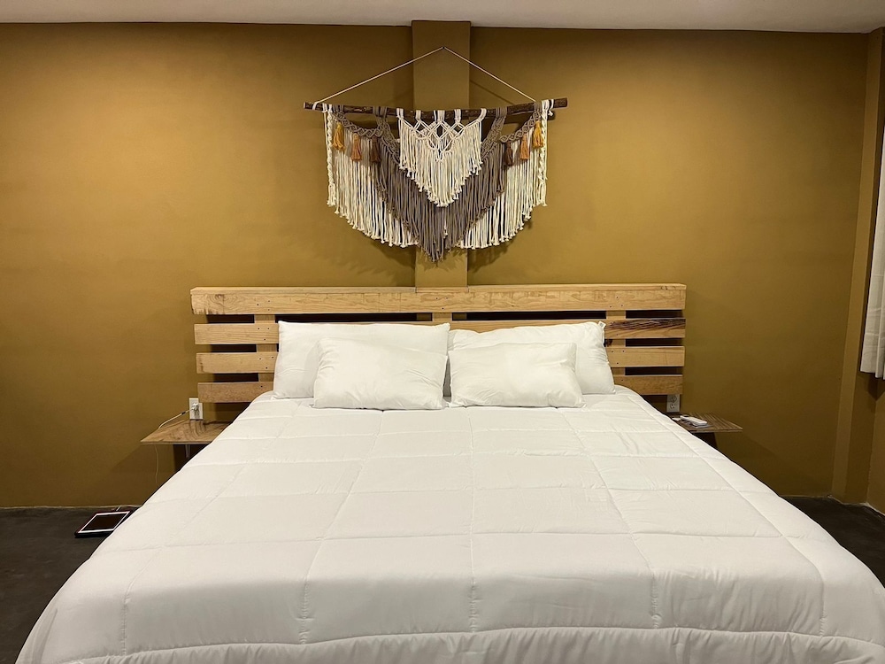 Basic Triple Room, Air conditioning, Pool View photo 1