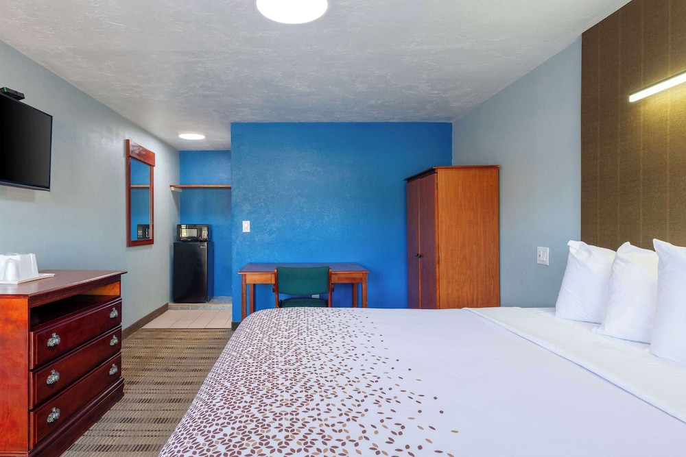 Room, 1 King Bed, Non Smoking - Photo 1