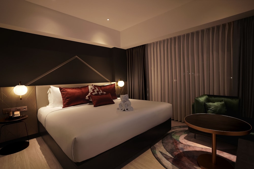 Deluxe Room, 1 King Bed, Non Smoking - Photo 1