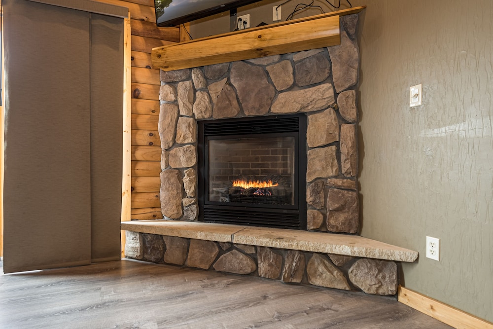 C 51L - Comfort Cabin, 2 Queen Beds, Pet Friendly, Mountainside (May hear neighbors) photo 3