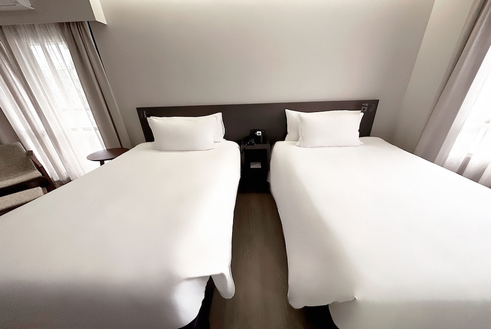Premier Room, 2 Twin Beds, Non Smoking, Bathtub thumbnail 5