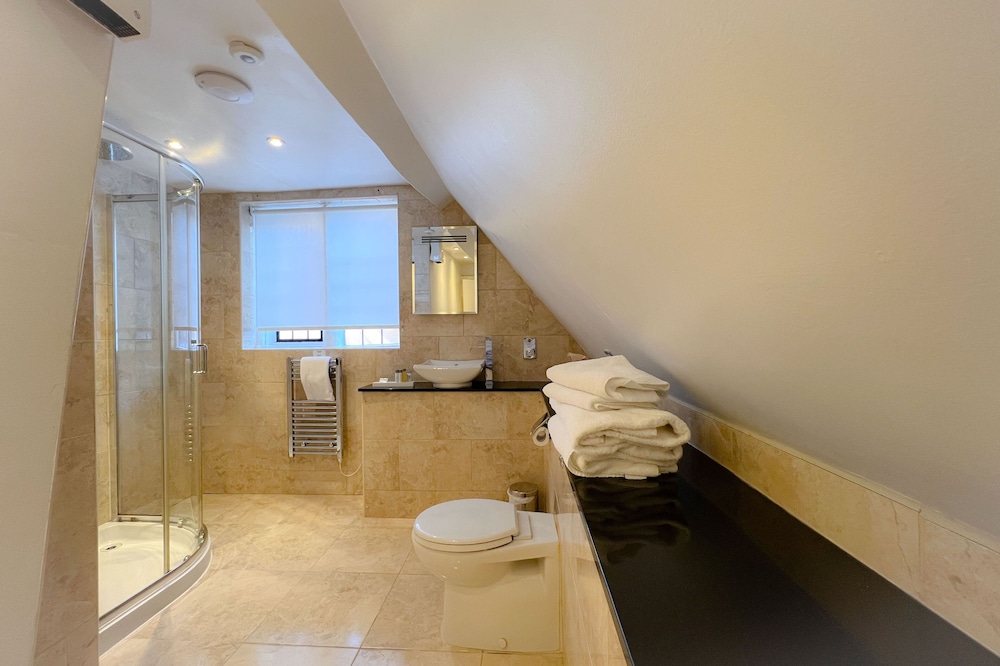 Family Room, Double and Single Bed, no lift - Photo 4