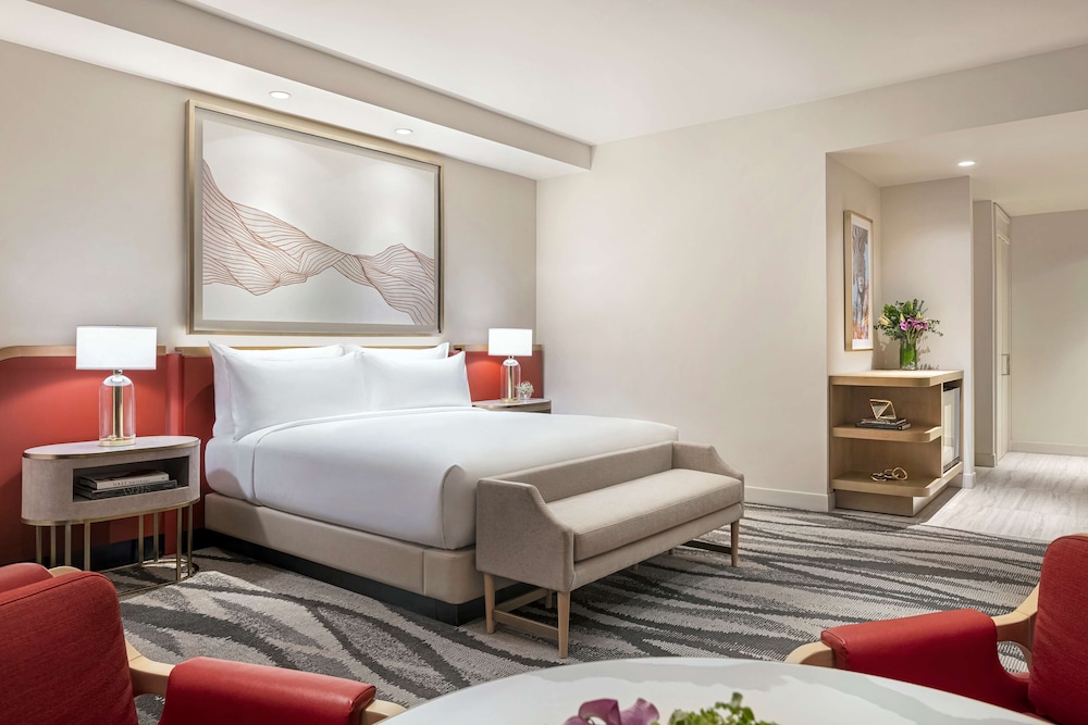 Premium Room, 1 King Bed - Photo 3