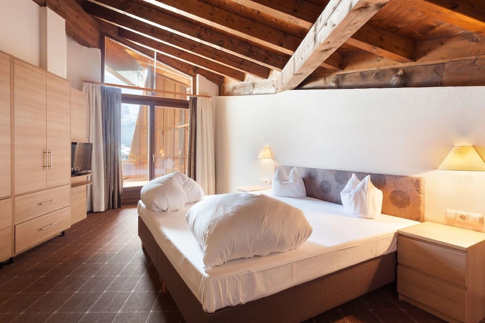 Panoramic Penthouse, 4 Bedrooms, Balcony, Mountain View photo 1