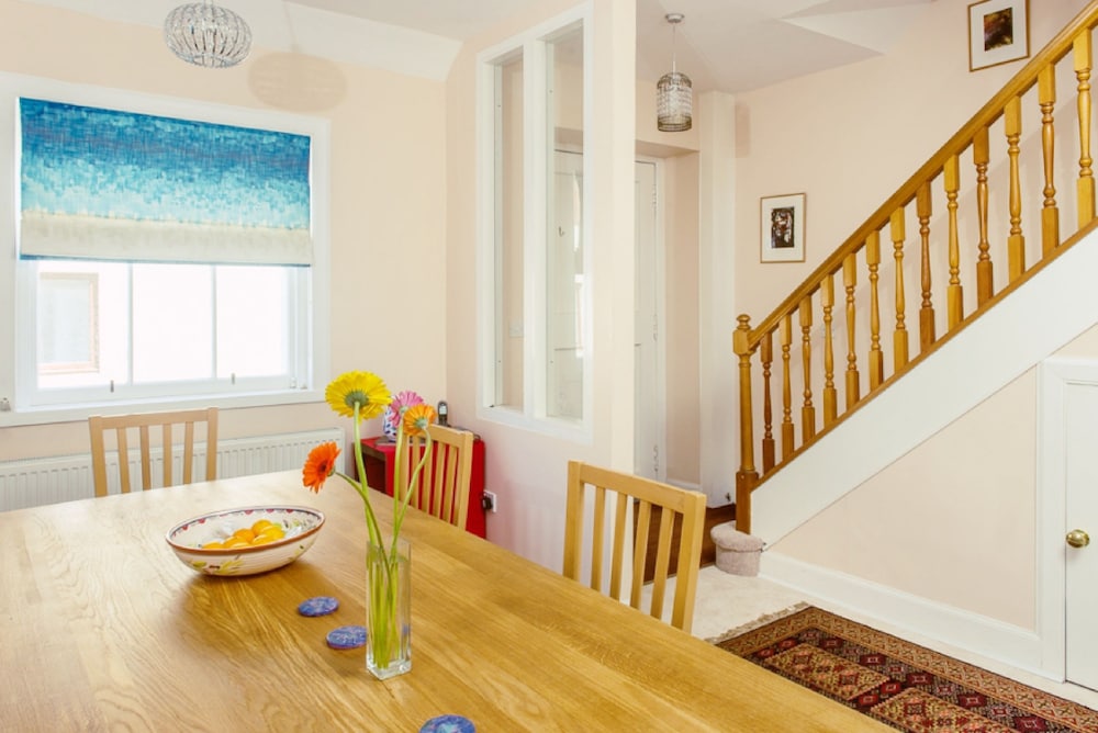 Pleasant 2-Storey City Apartment with Garage