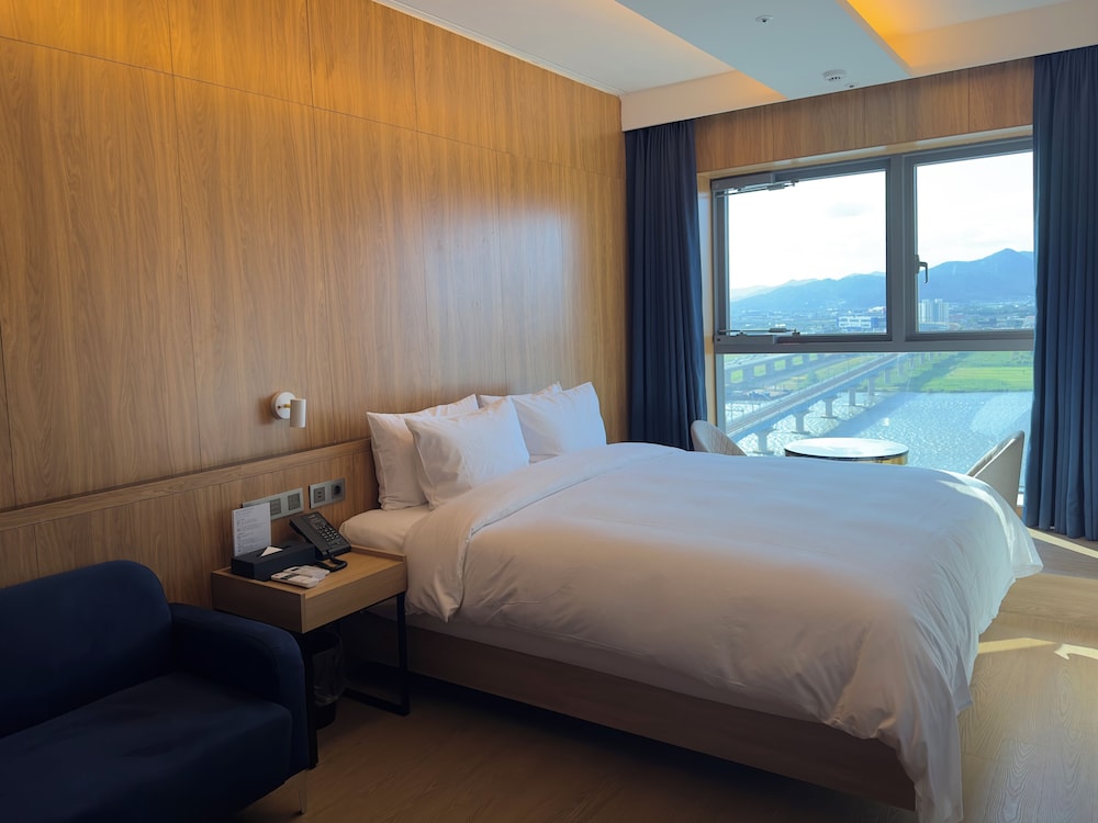 Superior Double Room, River View - Photo 7