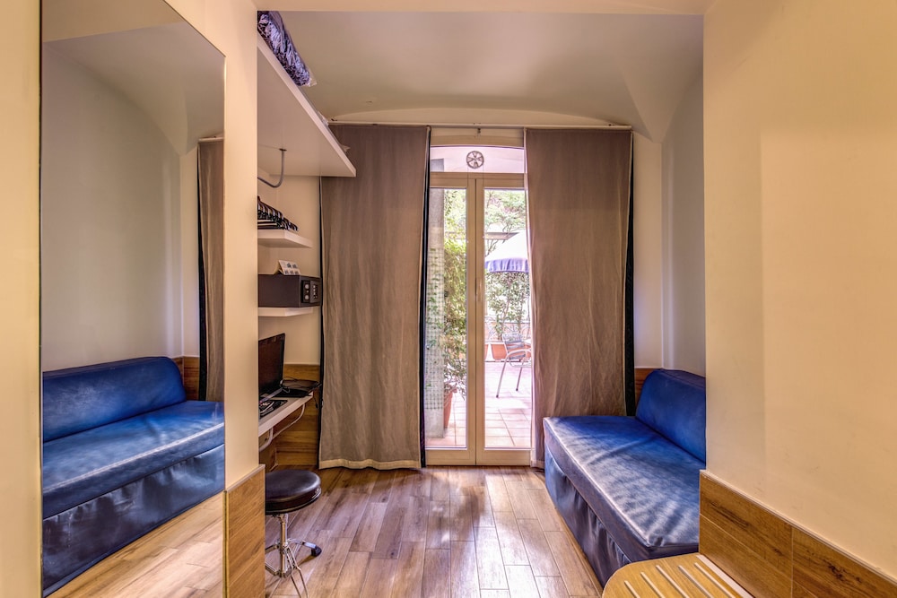 Family Room, 1 Queen Bed with Sofa bed thumbnail 5