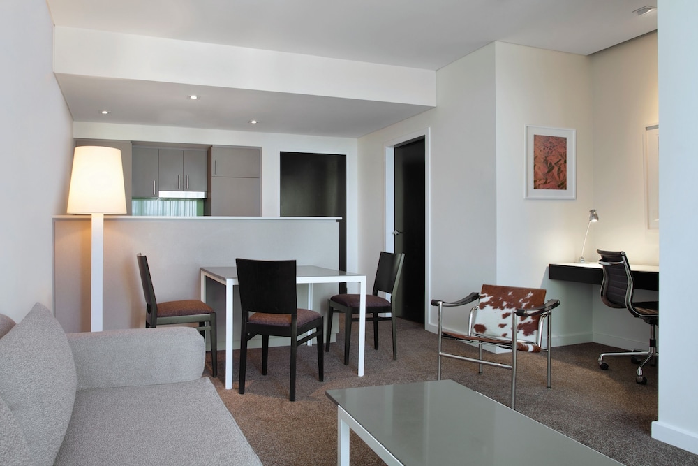 One Bedroom Premier Apartment King - Photo 3